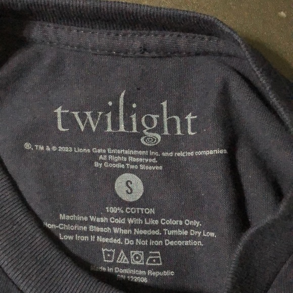 New Officially Licensed TWILIGHT Navy Blue Small Shirt - Picture 4 of 7